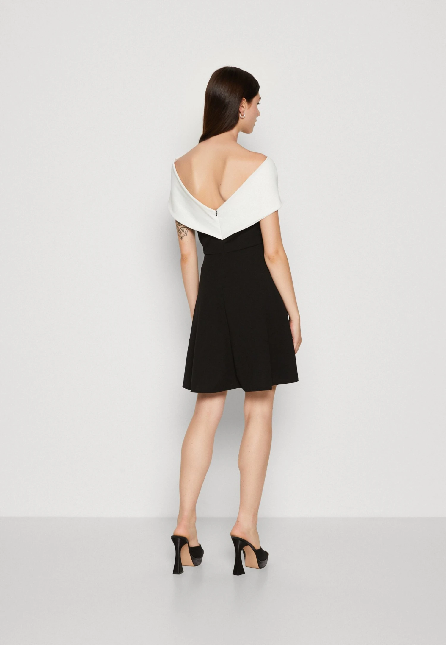 Wal G Alia Off Shoulder Skater - Cocktailjurk - Black/White 3 Wal G Alia Off Shoulder Skater - Cocktailjurk - Black/White - Afbeelding 3