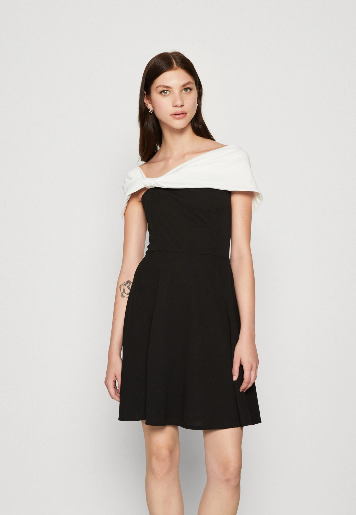 Wal G Alia Off Shoulder Skater - Cocktailjurk - Black/White 1 Wal G Alia Off Shoulder Skater - Cocktailjurk - Black/White