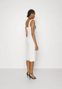 Embroidered V Neck Rose Midi - Jurk - White Floral -Wal G. 214d41cafff14840996936a3fea5c7ef