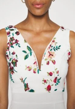 Embroidered V Neck Rose Midi - Jurk - White Floral -Wal G. 2f3640d7e0d243a086a5fc59e52a9a5a