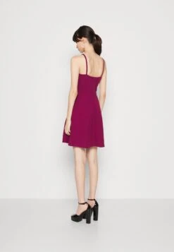 Wal G Asha Skater - Cocktailjurk - Plum -Wal G. 32a40b21ae024a2bacd60d2aaa865752