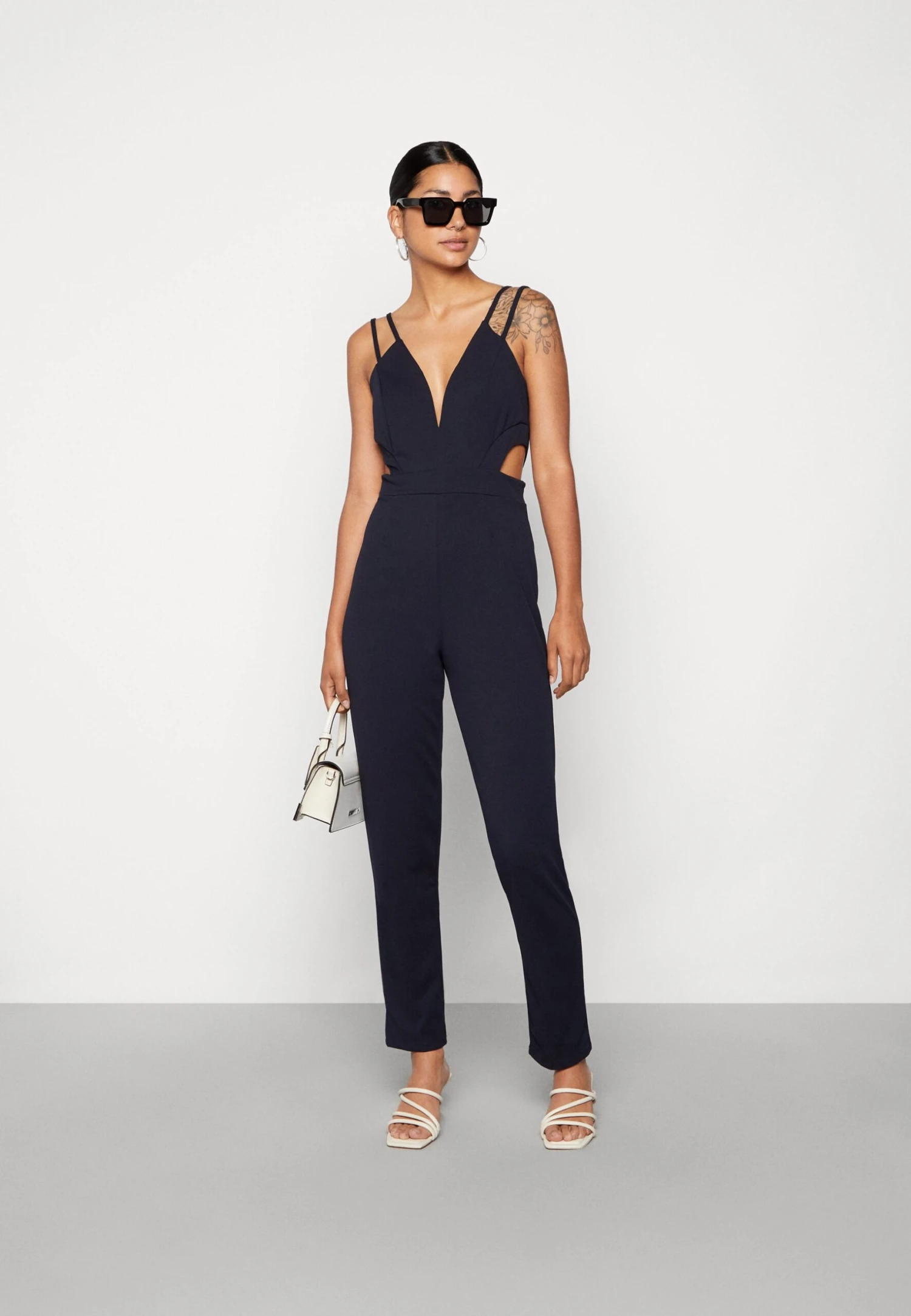 Wal G Nikita Cut Out - Jumpsuit - Navy Blue 2 Wal G Nikita Cut Out - Jumpsuit - Navy Blue - Afbeelding 2