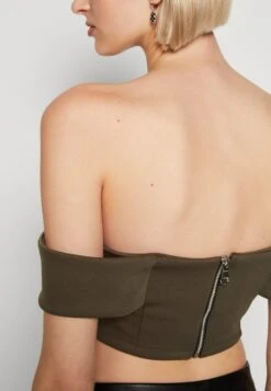 Wal G Brody Crop - T-Shirt Print - Khaki 11 Wal G Brody Crop - T-Shirt Print - Khaki -Wal G. 487ee0bebc4842a1baa2dff21414402d