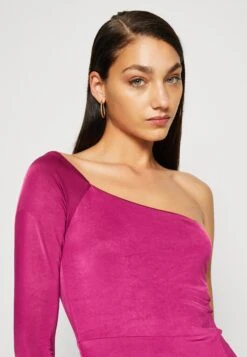 Wal G Arrabella One Sleeve Maxi - Jerseyjurk - Magenta 9 Wal G Arrabella One Sleeve Maxi - Jerseyjurk - Magenta -Wal G. 62257840cb6c49129e2c88925876542a