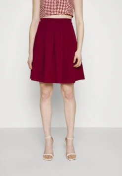 Wal G Zara Pleated Skater Skirt - A-Lijn Rok - Berry Wine
