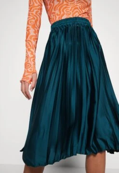 Wal G Penny Pleat Skirt - Plooirok - Emerald Green 9 Wal G Penny Pleat Skirt - Plooirok - Emerald Green -Wal G. 8819c204d90e4c999b2e6c72d18bd2e1