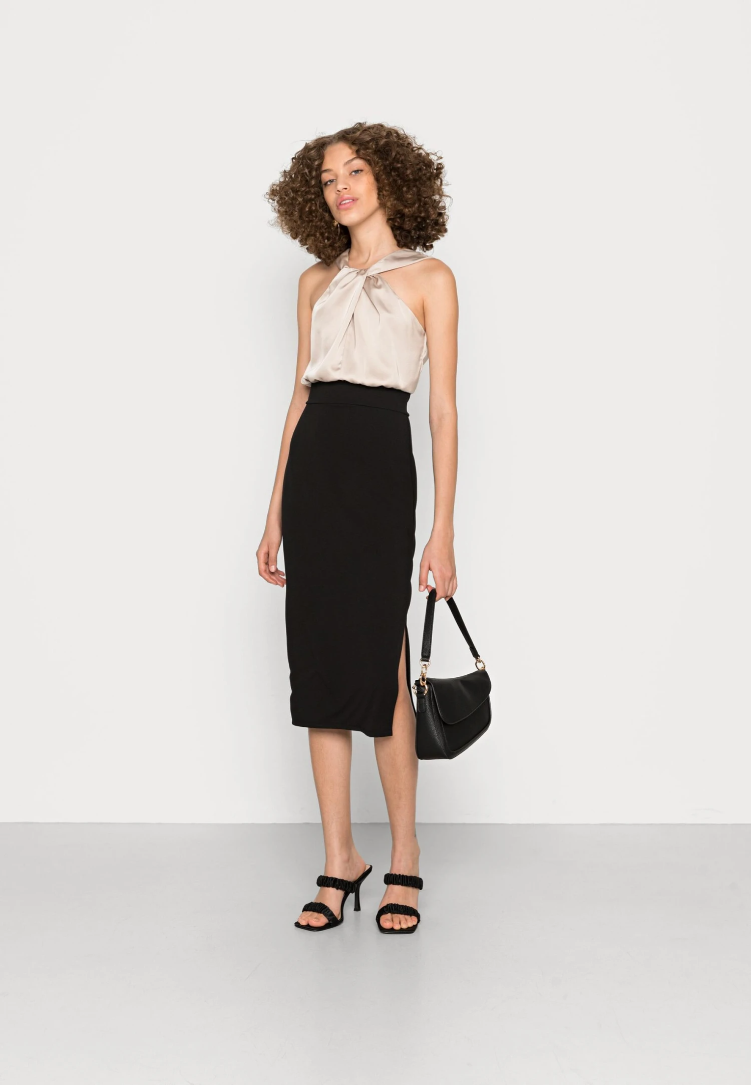 Wal G Marla Knot Halter Midi Dress - Cocktailjurk - Champagne/Black 2 Wal G Marla Knot Halter Midi Dress - Cocktailjurk - Champagne/Black - Afbeelding 2