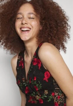 Wal G Embroidered Lace Maxi - Cocktailjurk - Black/Red 9 Wal G Embroidered Lace Maxi - Cocktailjurk - Black/Red -Wal G. b86f3a8e294d40f5b793d48a672ba89c