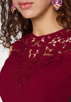 Wal G Accessorie Neck Skater Dress - Cocktailjurk - Wine 9 Wal G Accessorie Neck Skater Dress - Cocktailjurk - Wine -Wal G. d0fa414f7be94ab7b29683245c2c9f30