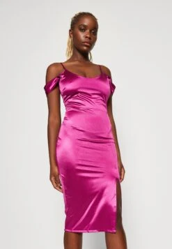 Wal G Colly Off Shoulder Dress - Cocktailjurk - Magenta -Wal G. dfc7e41d7a924c2097ef3f02ad155147