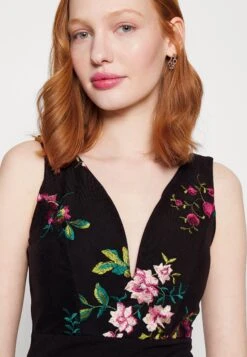 Wal G Embroidered V Neck Rose Midi - Cocktailjurk - Black Floral 9 Wal G Embroidered V Neck Rose Midi - Cocktailjurk - Black Floral -Wal G. eca3eb6044384bd695f4a624a7362f06