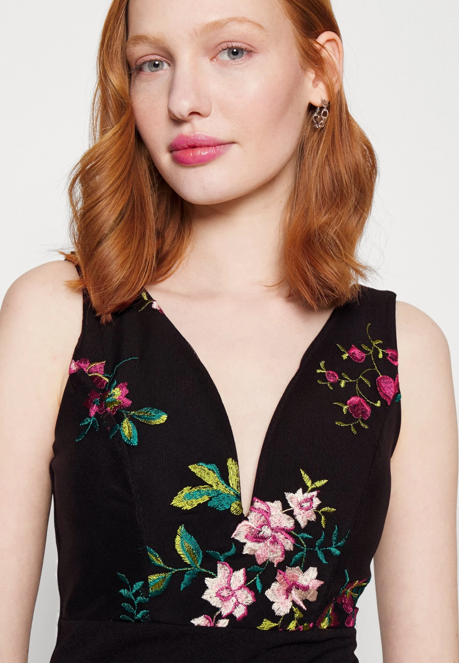 Wal G Embroidered V Neck Rose Midi - Cocktailjurk - Black Floral 4 Wal G Embroidered V Neck Rose Midi - Cocktailjurk - Black Floral - Afbeelding 4