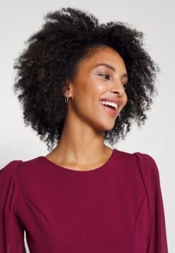 Kat Sleeve Dress - Cocktailjurk - Berry Wine 10 Kat Sleeve Dress - Cocktailjurk - Berry Wine -Wal G. eff6797589224f7d83f6d2a29a441c4c