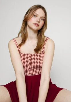 Wal G Zara Pleated Skater Skirt - A-Lijn Rok - Berry Wine 9 Wal G Zara Pleated Skater Skirt - A-Lijn Rok - Berry Wine -Wal G. fcdcb8591e11492a9345b305c071a6e1