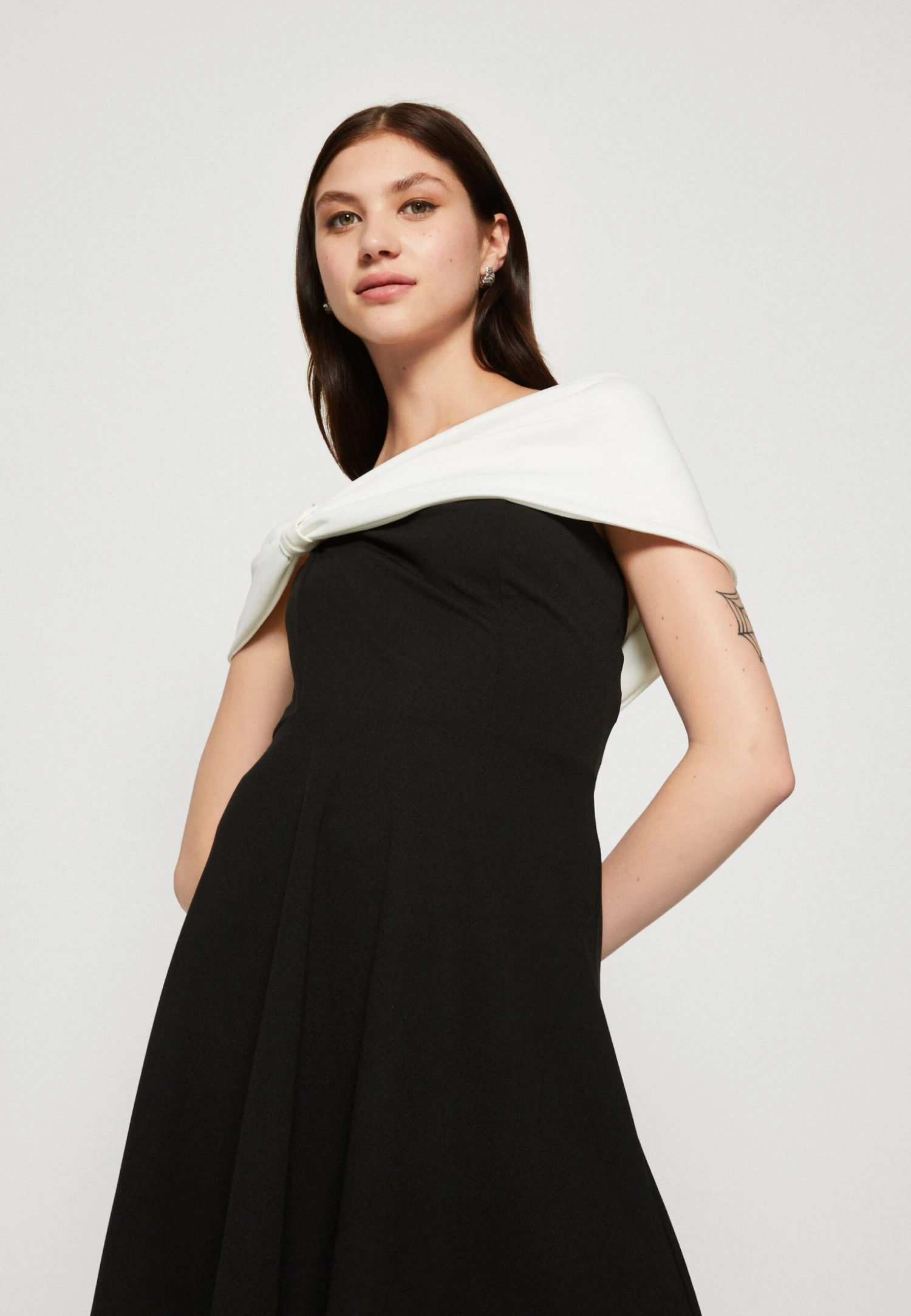 Wal G Alia Off Shoulder Skater - Cocktailjurk - Black/White 4 Wal G Alia Off Shoulder Skater - Cocktailjurk - Black/White - Afbeelding 4